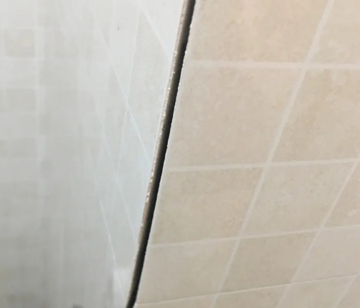 兰州瓷砖空鼓维修公司分享阳台瓷砖脱落的修复过程可以分为以下几个步骤