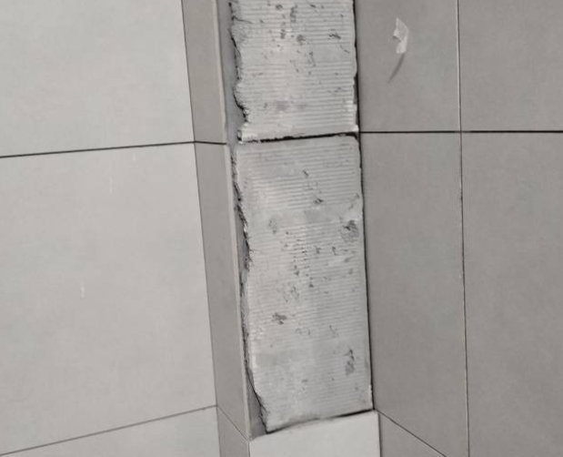 兰州瓷砖空鼓维修公司分享下瓷砖施工前基层浇水润湿程度不足，可能导致以下问题