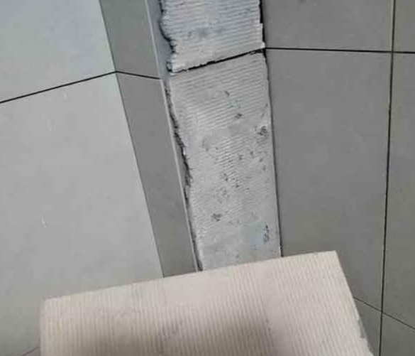 兰州瓷砖空鼓维修公司分享下厨房瓷砖脱落的补救措施。
